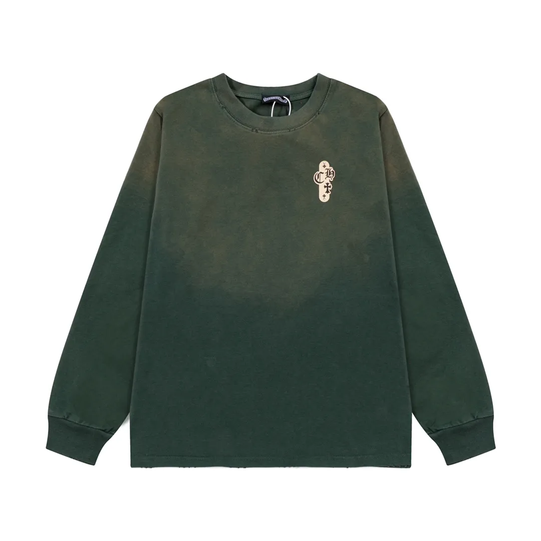 P220 CHROME HEARTS LoGo is fashionable and elegant, with dropped shoulders. The fabric is made of 26s double-yarn combed cotton compact spinning yarn with a weight of 280. It is matched with 1*1 Salona rib. The fabric is fermented and has a loose fit. Color: dark green (washed with holes) size: S～XXL